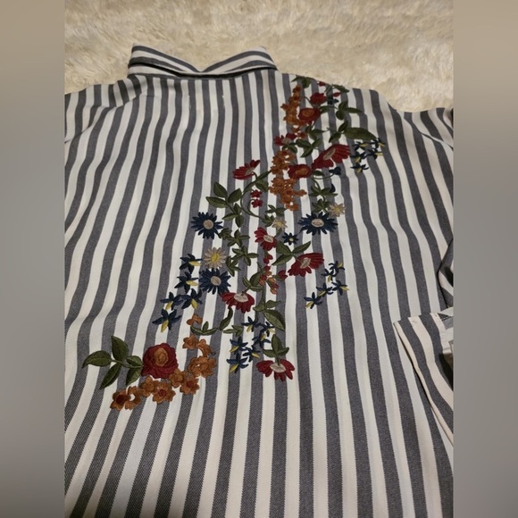 Everly Women’s Size L Black & White Striped Shirt With Embroidered Flowers EUC - Picture 8 of 8